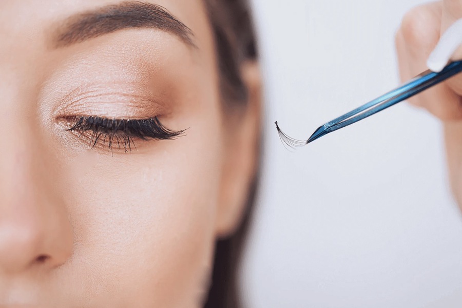 The Ultimate Guide to Russian Volume Eyelash Extensions